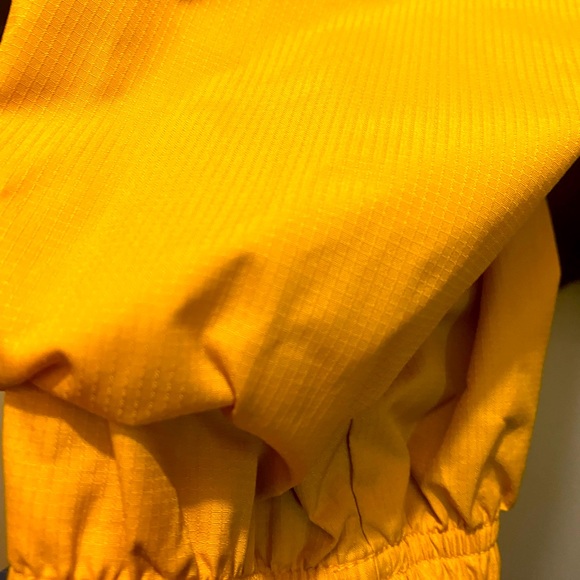 🛑Sold Reebok~Mens lightweight gym jacket, 💛💙 with white trim front zipper - Picture 5 of 11